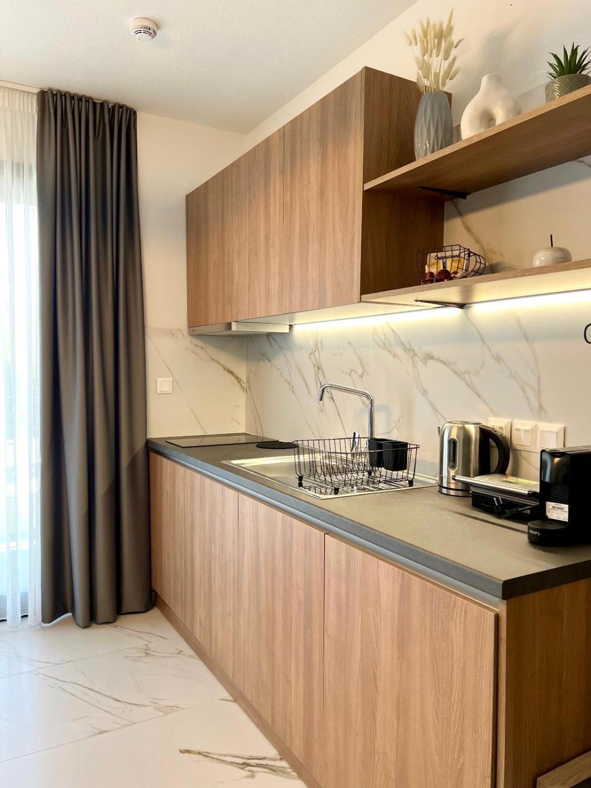 Four Shades Luxury Suites Sarti Exteriör bild