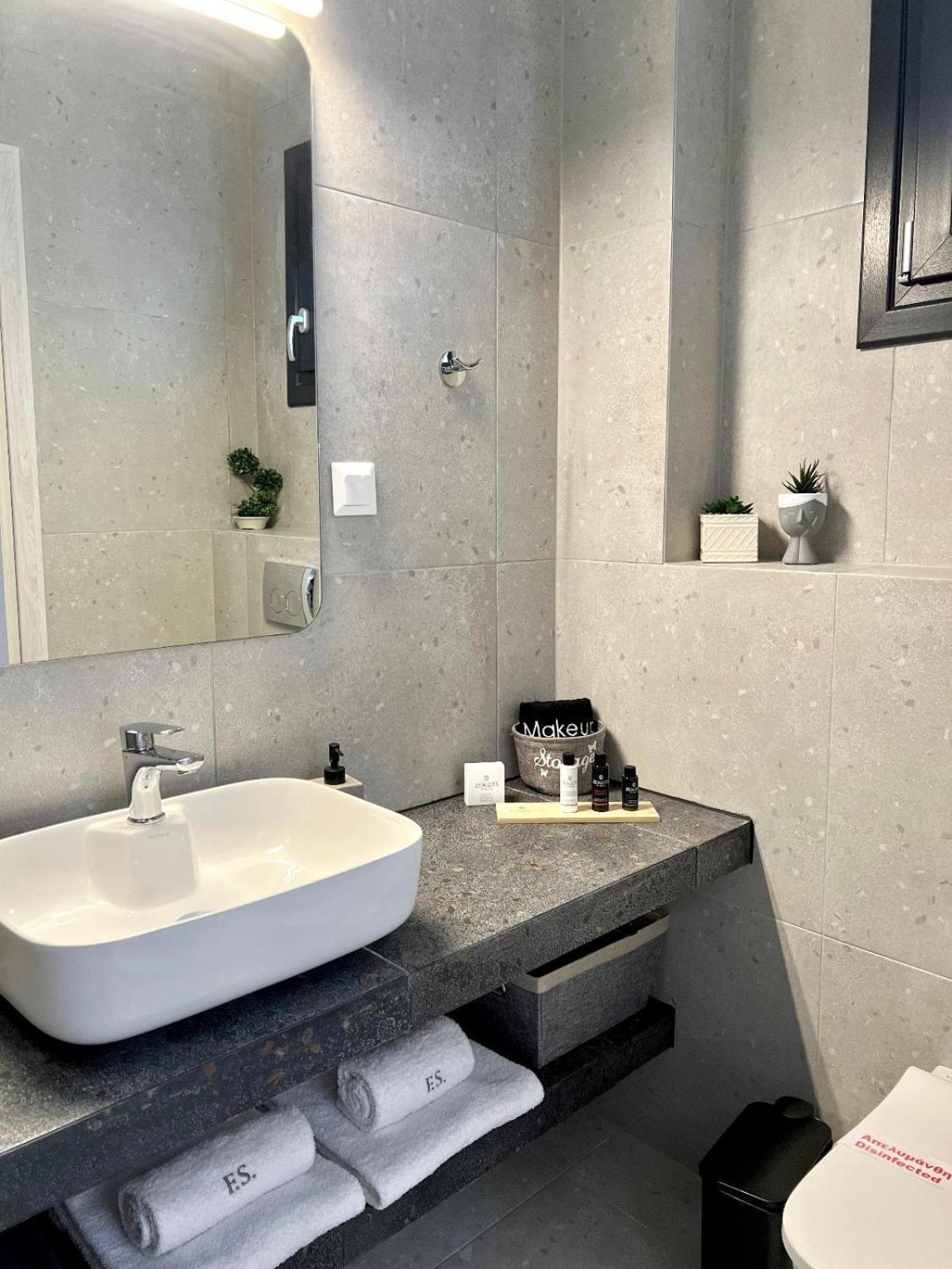 Four Shades Luxury Suites Sarti Exteriör bild
