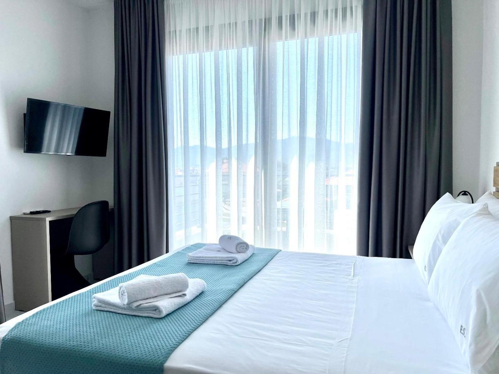 Four Shades Luxury Suites Sarti Exteriör bild