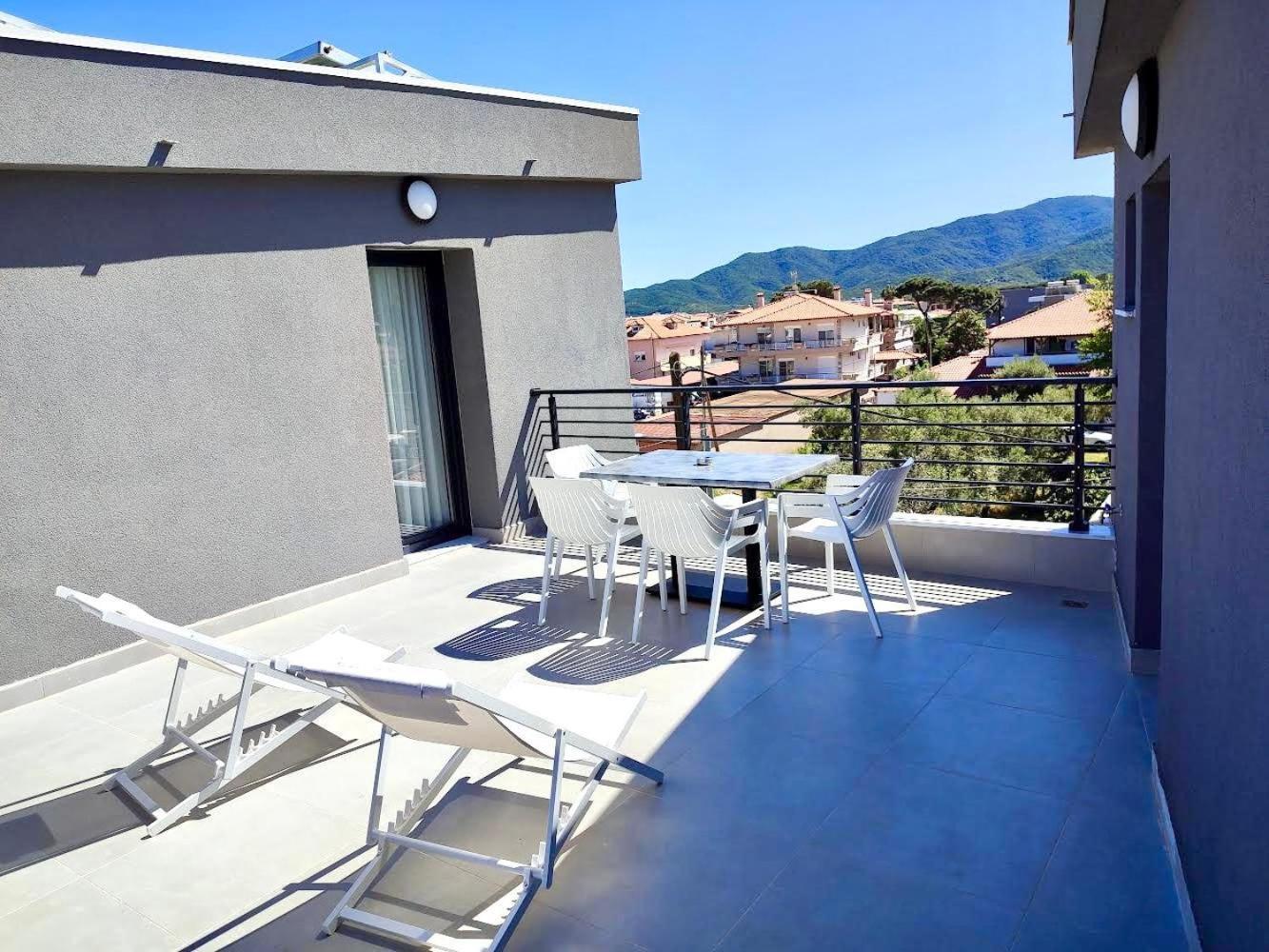 Four Shades Luxury Suites Sarti Exteriör bild