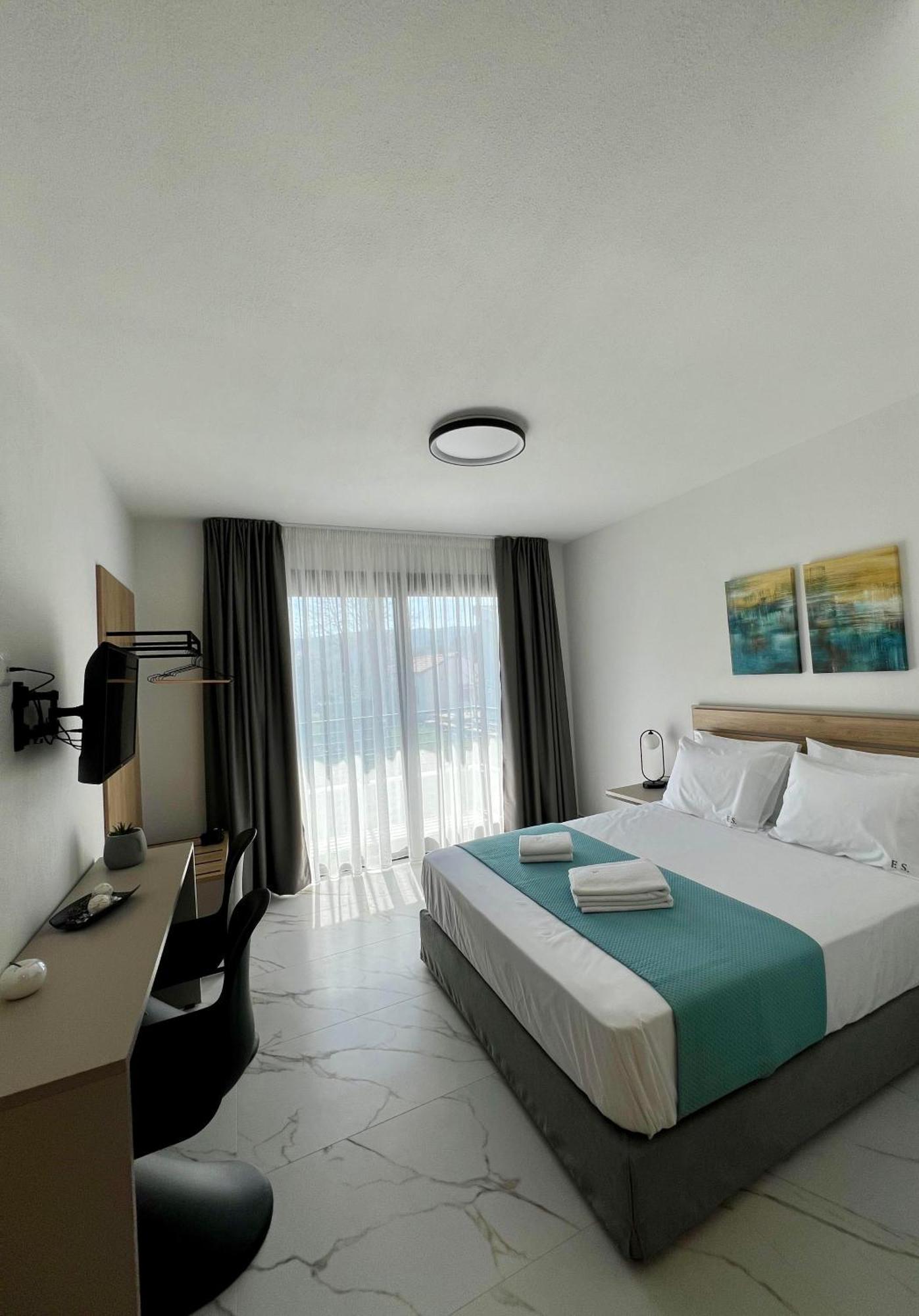 Four Shades Luxury Suites Sarti Exteriör bild