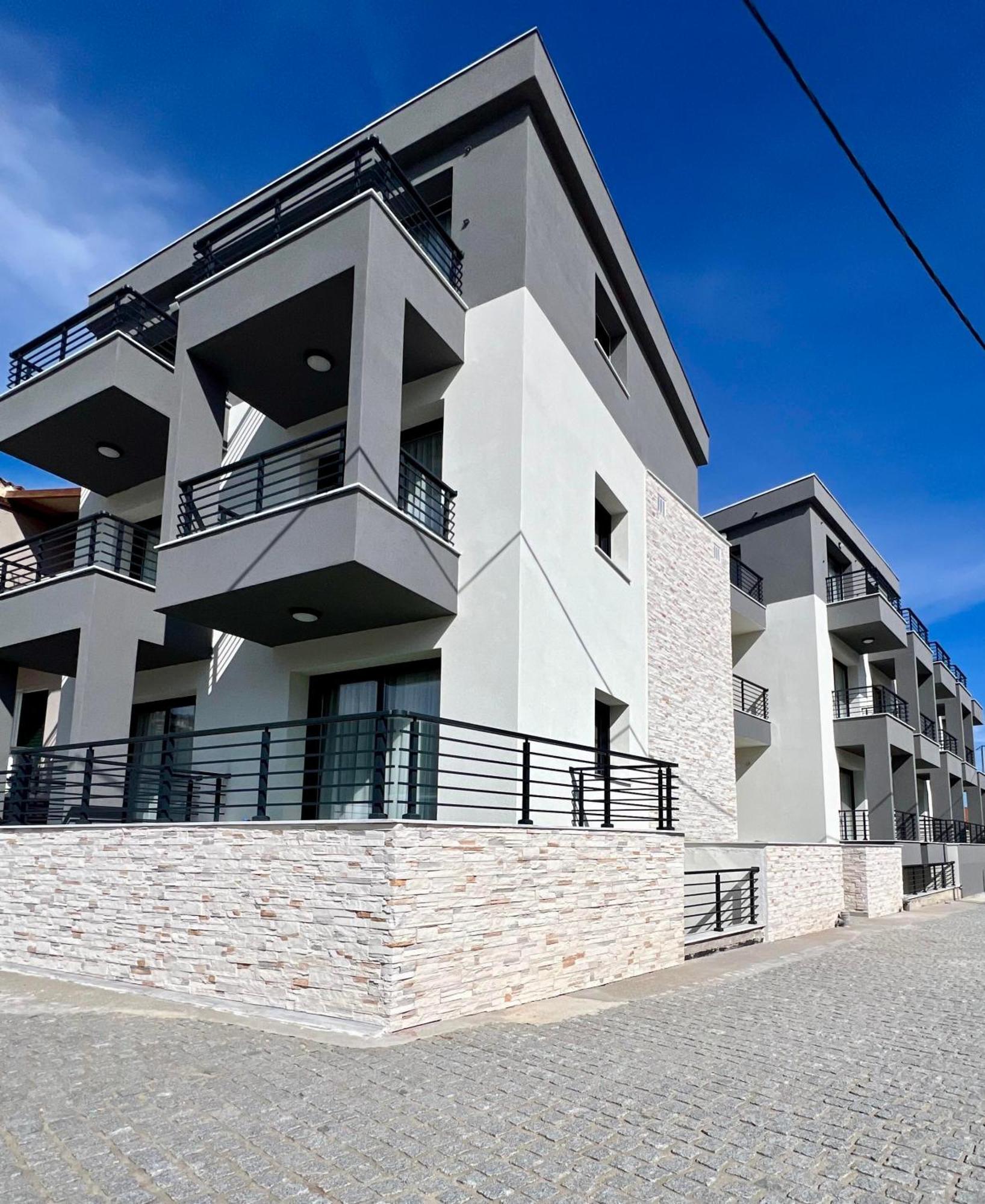 Four Shades Luxury Suites Sarti Exteriör bild