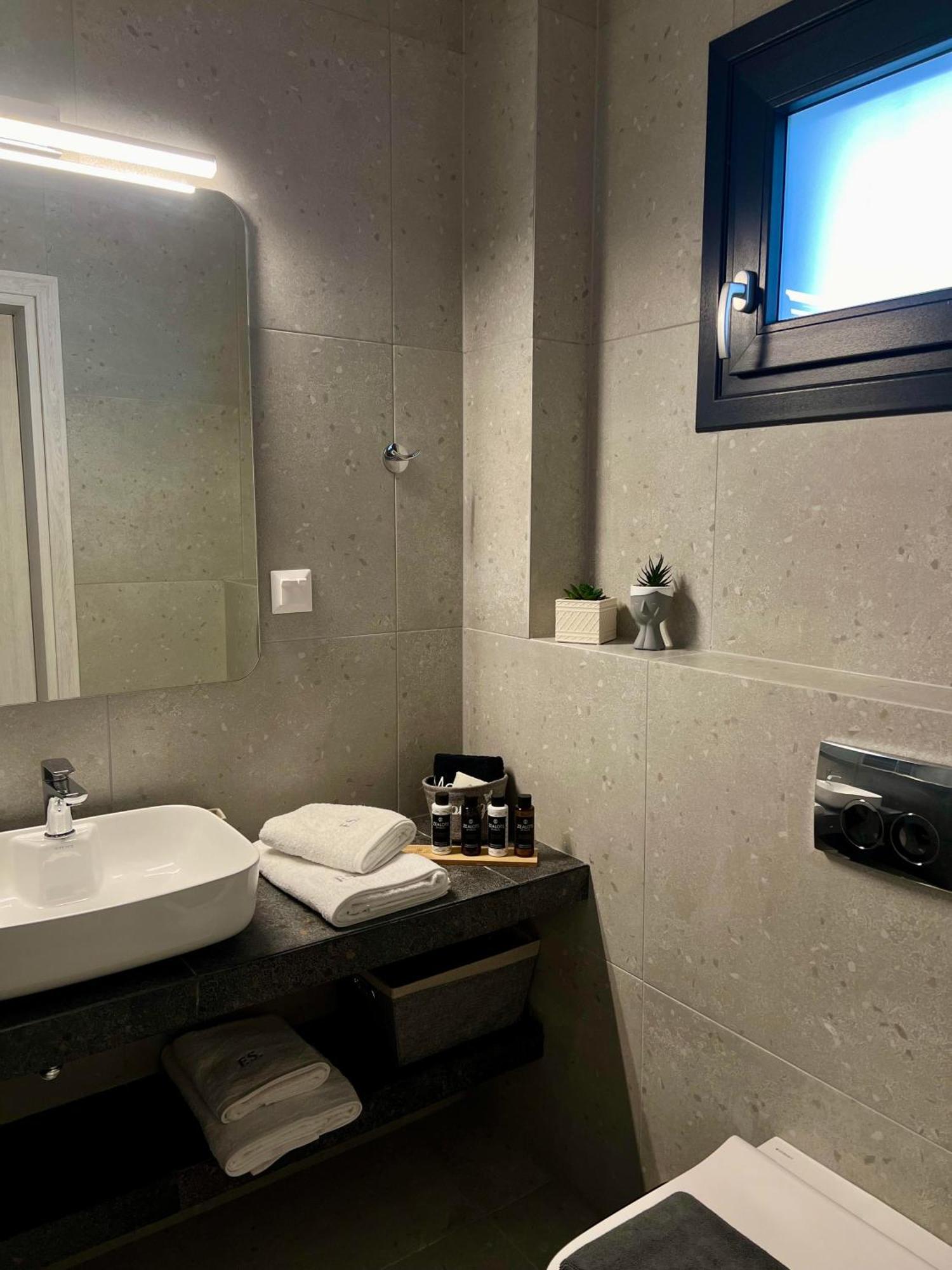 Four Shades Luxury Suites Sarti Exteriör bild